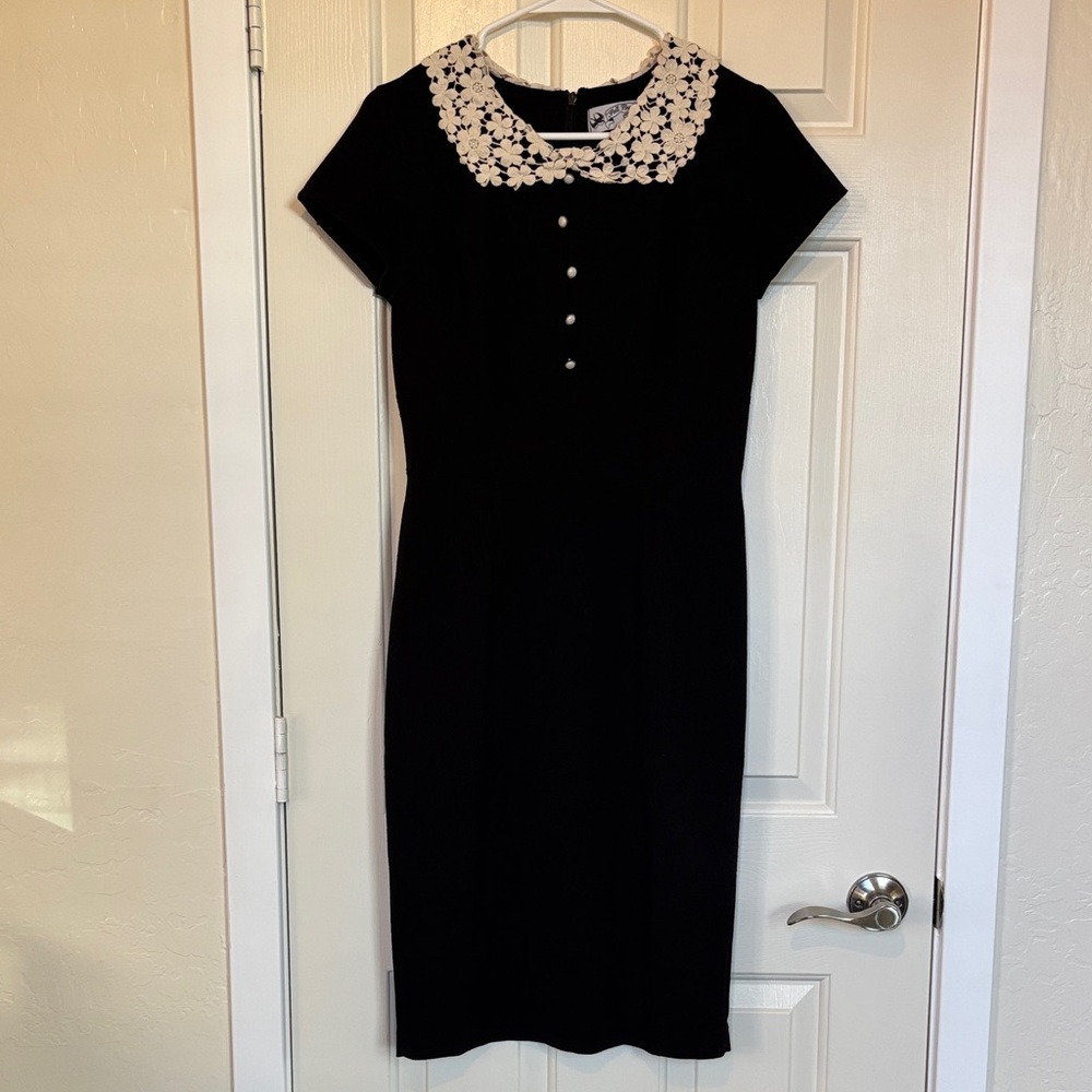 Vintage Style Elegant Black Dress with Floral Collar